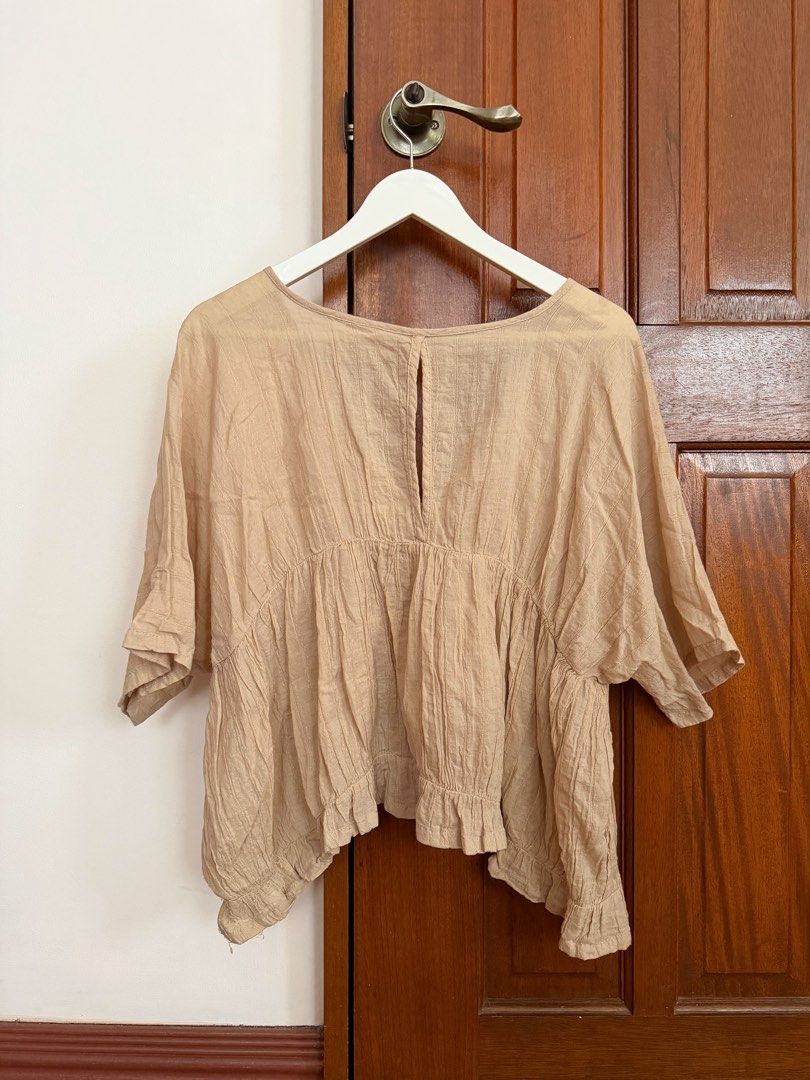 Cotton Gauze Bell Sleeve Top (Category: Blouses) located in Paranaque City. Submitted by consciouscleanout (Listing ID 1470222343, Image 2). Description: .