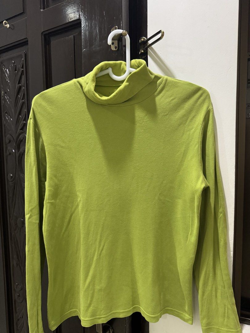 Cotton Green Turtleneck Long Sleeve Medium (Category: Longsleeves) located in Las Pinas. Submitted by krabbypatteeh (Listing ID 1470180948, Image 1). Description: - Color: light green - Size: Medium - Material: Soft-touch cotton fabric (100% cotton) - Fit: Comfortable and fitted, ideal for easy layering - Style: Long sleeve turtleneck.
