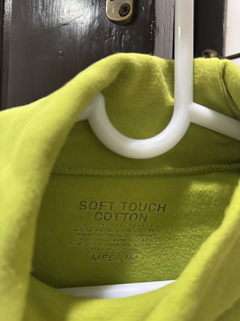 Cotton Green Turtleneck Long Sleeve Medium (Category: Longsleeves) located in Las Pinas. Submitted by krabbypatteeh (Listing ID 1470180948, Image 2). Description: - Color: light green - Size: Medium - Material: Soft-touch cotton fabric (100% cotton) - Fit: Comfortable and fitted, ideal for easy layering - Style: Long sleeve turtleneck.