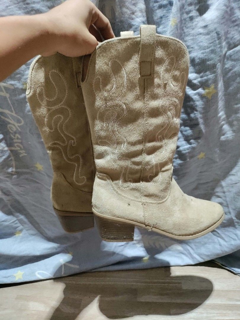 Cowboy boots corduroy materials (Category: Boots) located in Carmen. Submitted by raythrifter (Listing ID 1470181610, Image 2). Description: .