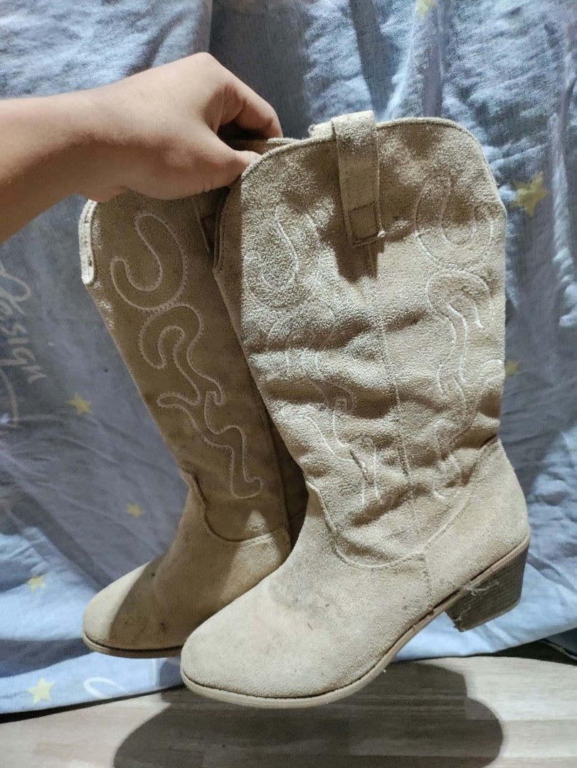 Cowboy boots corduroy materials (Category: Boots) located in Carmen. Submitted by raythrifter (Listing ID 1470181610, Image 1). Description: .