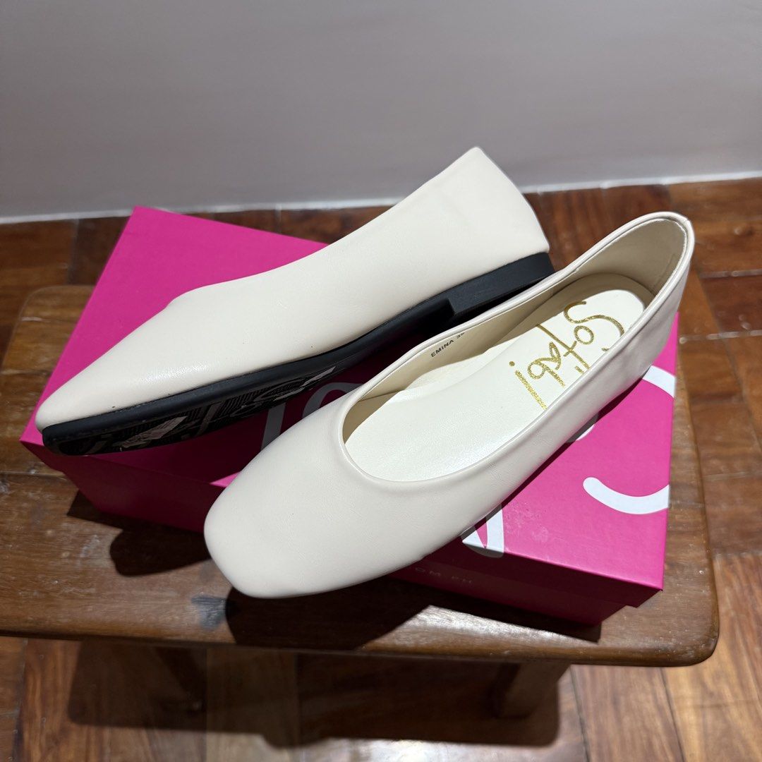 Cream Ballet Flats (Category: Flats & Sandals) located in Quezon City. Submitted by 0ffTheRack (Listing ID 1470267933, Image 2). Description: - With original box - So comfy but a bit snug on me - 22 to 22.5 cm.