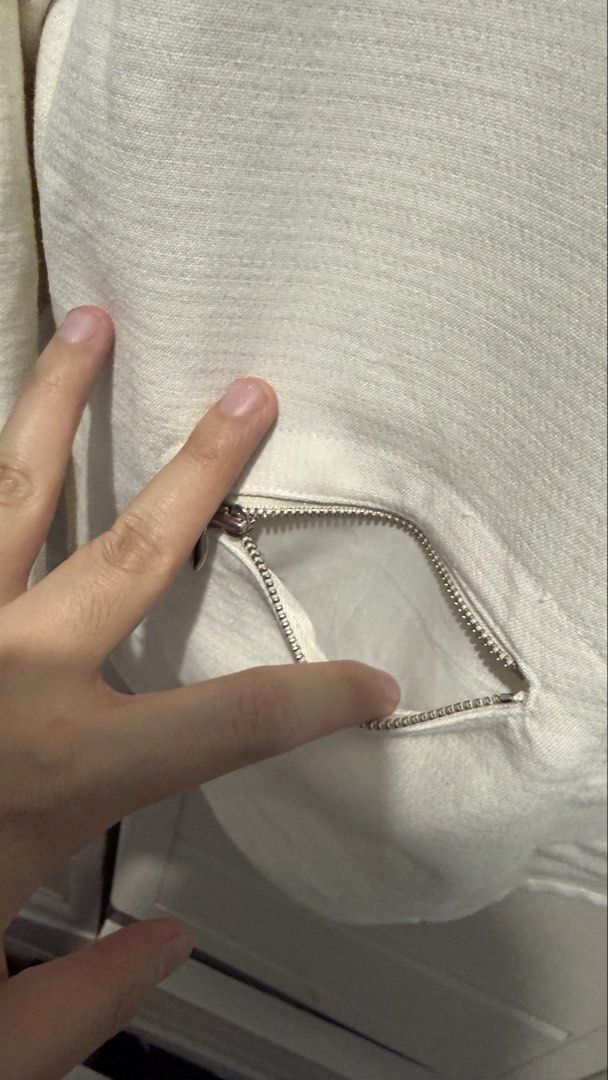Cream Cotton Textured Top with Pockets (Category: Blouses) located in Quezon City. Submitted by dinesaur (Listing ID 1470318938, Image 3). Description: M-L.