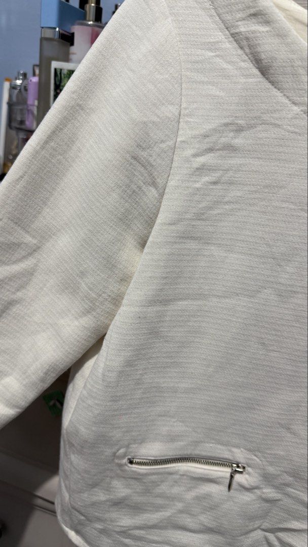 Cream Cotton Textured Top with Pockets (Category: Blouses) located in Quezon City. Submitted by dinesaur (Listing ID 1470318938, Image 2). Description: M-L.