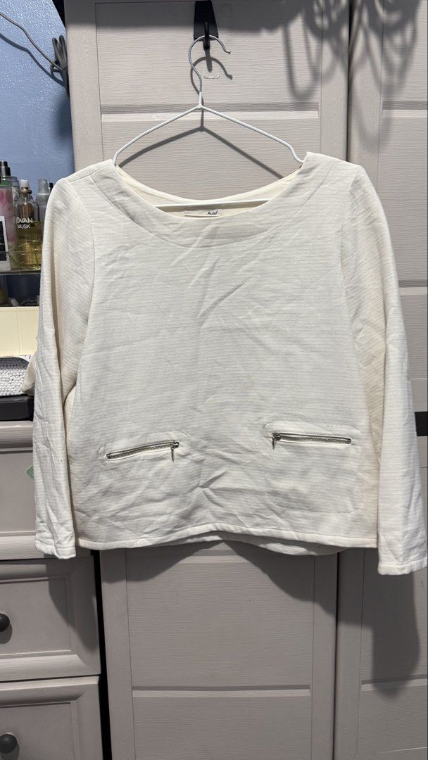 Cream Cotton Textured Top with Pockets (Category: Blouses) located in Quezon City. Submitted by dinesaur (Listing ID 1470318938, Image 1). Description: M-L.