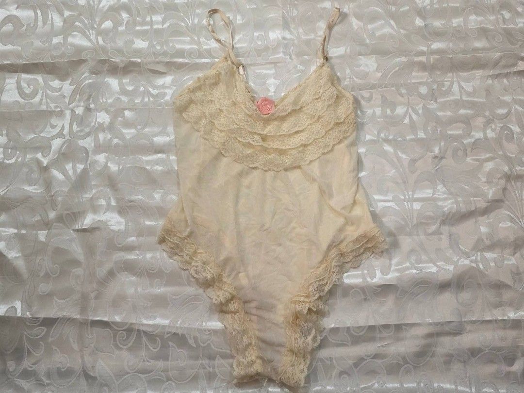 Cream Floral Lace Bodysuit / Cami (Category: Others Tops) located in Dagupan City. Submitted by drieinpink31 (Listing ID 1470294542, Image 1). Description: 🎀 DRIÉ IN PINK ITEM DETAILS • Issue/Flaw: See-through 📦 SHIPPING • J&T Express • Shipping fee: Shouldered by buyer 💳 PAYMENT • GCash • Maya • COD: Not available 📌 PLEASE NOTE Any issues/flaws will be stated and shown in the listing. Please check the photos and details carefully before purc