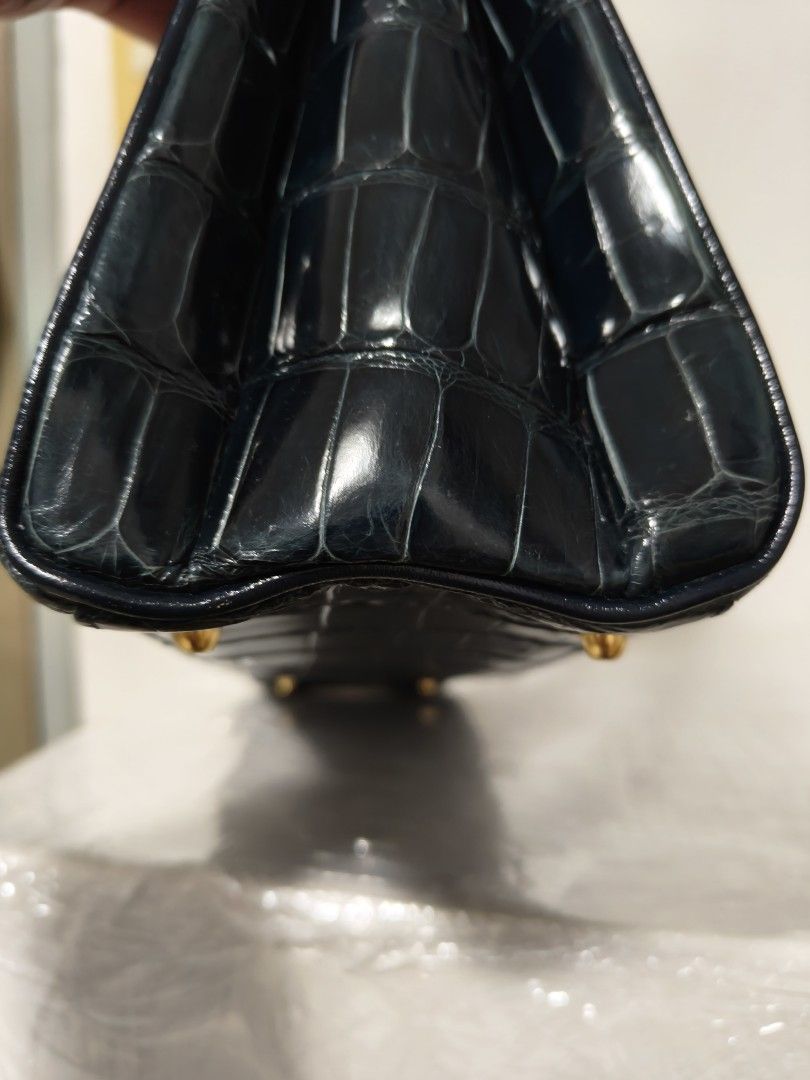 Crocodile kelly (Category: Luxury Bags & Wallets) located in Cagayan de Oro. Submitted by kebb12 (Listing ID 1470332786, Image 3). Description: Elevate your wardrobe with this stunning vintage top-handle handbag by independent Japanese designer TAEKO OHSHIMA. This piece features a classic structured silhouette reminiscent of timeless mid-century Kelly styles, making it perfect for both formal occasions and collectors of unique vintage fashion. It