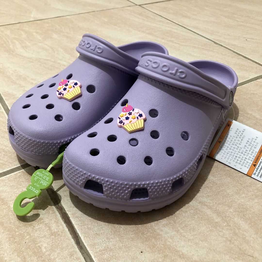 Crocs Classic Original (Category: Sneakers & Footwear) located in Villasis. Submitted by dechmilow (Listing ID 1470301164, Image 2). Description: Brand New Crocs Classic — Mystic Purple 🟣 ✅ 100% Authentic with tags ✅ Size: US M6/ W8 | EUR 38–39 ✅ Cute cupcake charm included 🧁✨ ✅ Complete with original Crocs plastic bag + eco bag 🛍️ 💰 Price: ₱1,000.
