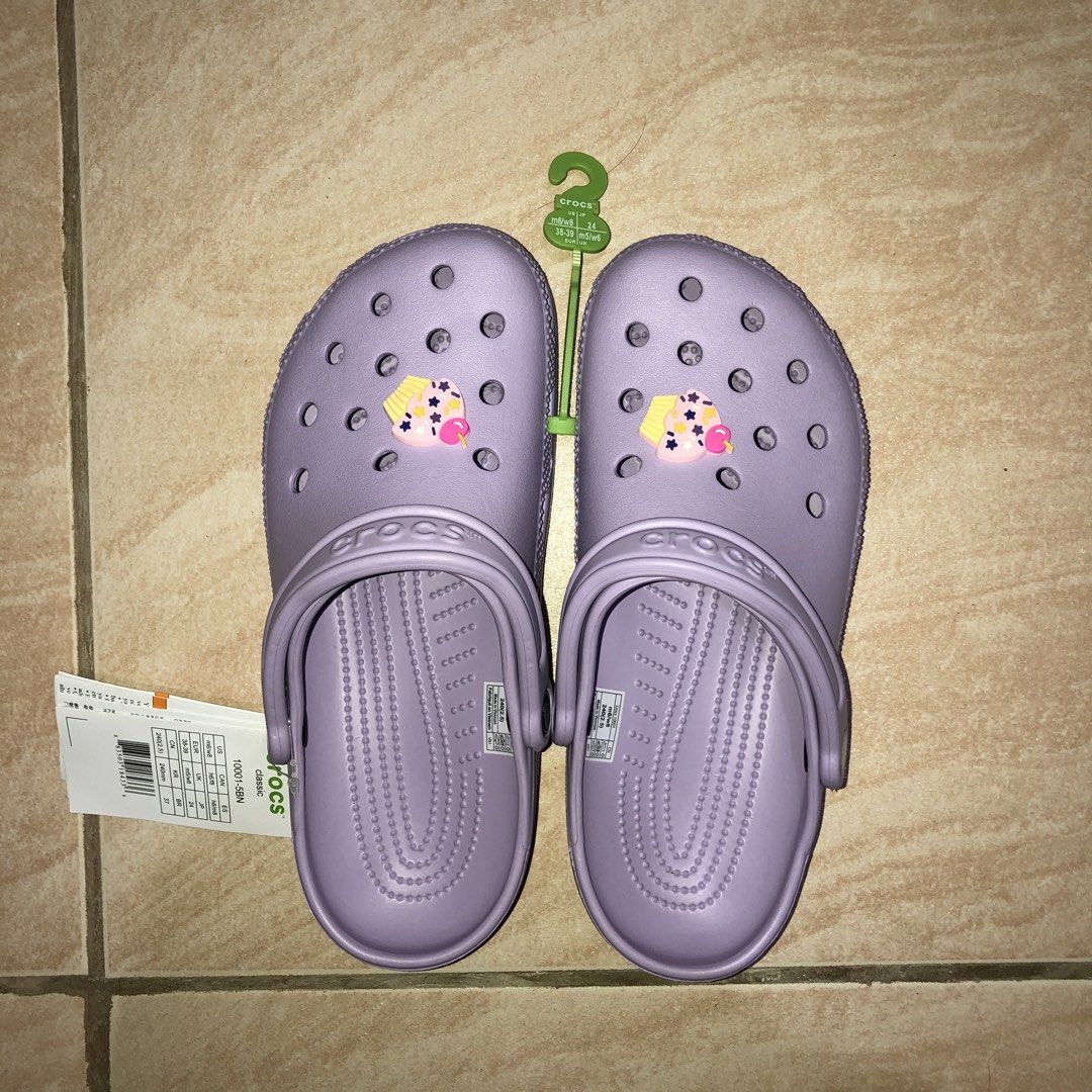 Crocs Classic Original (Category: Sneakers & Footwear) located in Villasis. Submitted by dechmilow (Listing ID 1470301164, Image 3). Description: Brand New Crocs Classic — Mystic Purple 🟣 ✅ 100% Authentic with tags ✅ Size: US M6/ W8 | EUR 38–39 ✅ Cute cupcake charm included 🧁✨ ✅ Complete with original Crocs plastic bag + eco bag 🛍️ 💰 Price: ₱1,000.