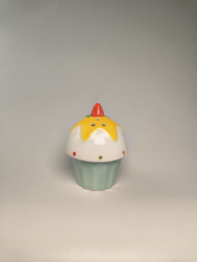 Cupcake Salt and pepper shaker big size (Category: Cookware & Accessories) located in Cavite. Submitted by phtmt (Listing ID 1470265048, Image 2). Description: These are factory pull-out items, so minor imperfections or flaws may be present. Please manage your expectations..