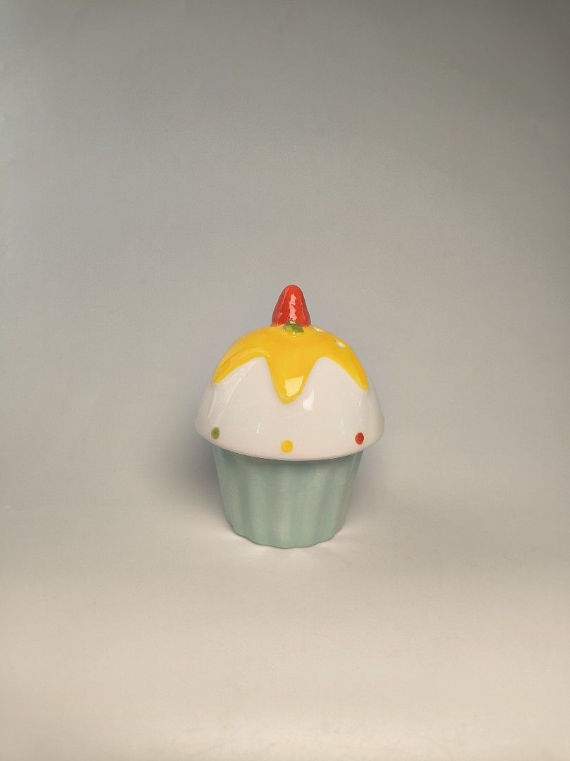 Cupcake Salt and pepper shaker big size (Category: Cookware & Accessories) located in Cavite. Submitted by phtmt (Listing ID 1470265048, Image 3). Description: These are factory pull-out items, so minor imperfections or flaws may be present. Please manage your expectations..