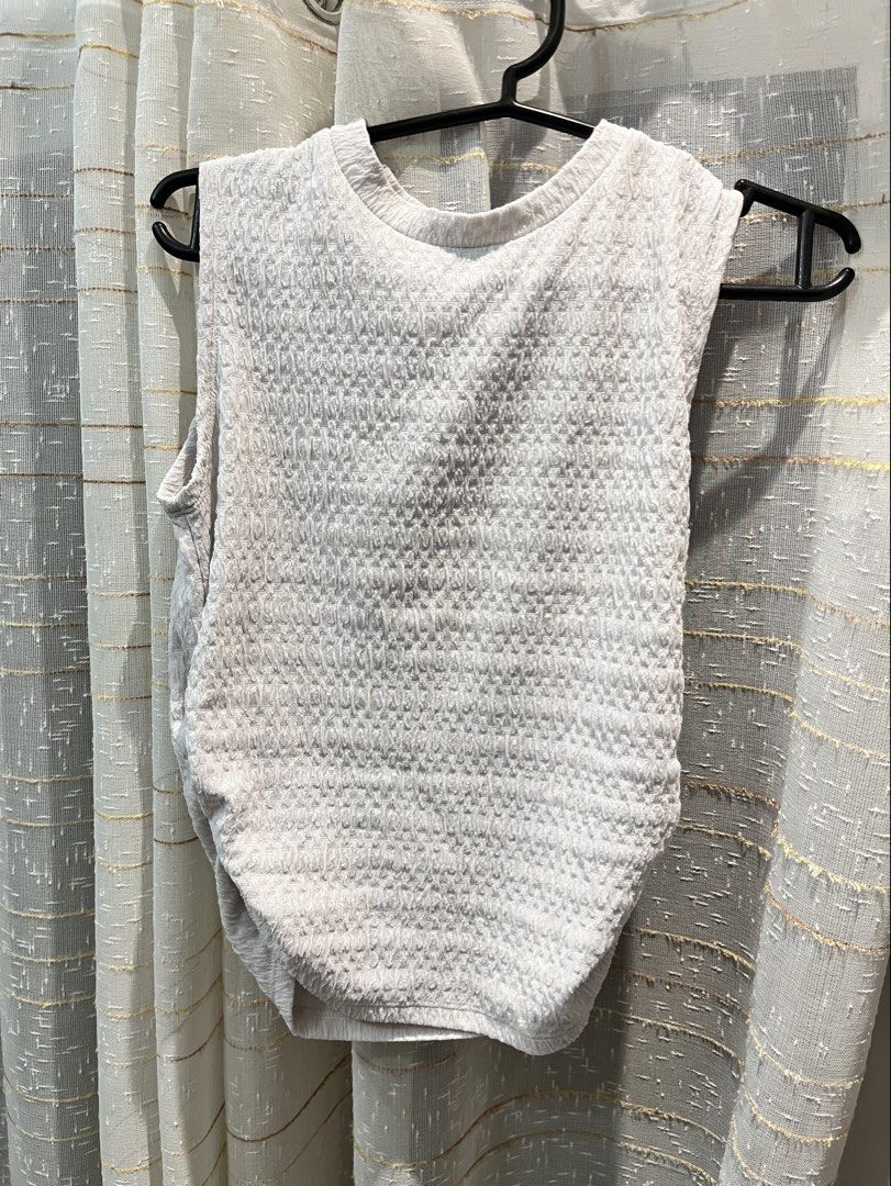 Cute White textured sleeveless tank top (Category: Sleeveless) located in Manila. Submitted by declutwtlu_ (Listing ID 1470261547, Image 1). Description: - Color: White - Size: S (Multi-region) - Material/Pattern: Textured crinkle - Fit: Fitted cut with crew neckline - Origin: Made in Vietnam - Versatile basic piece, great for layering or wearing on its own.