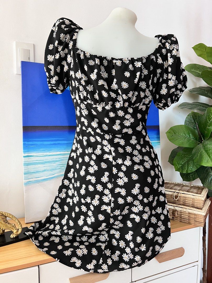 Daisy Floral Black Mini Dress (Category: Dresses) located in San Pablo. Submitted by lamujer_stonewareph (Listing ID 1470346526, Image 2). Description: Best fit: Small Please refer to the photo Length: Above the knee Side Zipper.