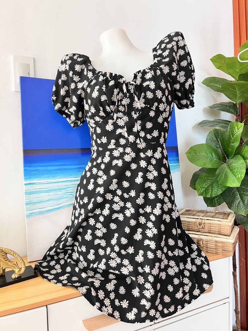 Daisy Floral Black Mini Dress (Category: Dresses) located in San Pablo. Submitted by lamujer_stonewareph (Listing ID 1470346526, Image 1). Description: Best fit: Small Please refer to the photo Length: Above the knee Side Zipper.