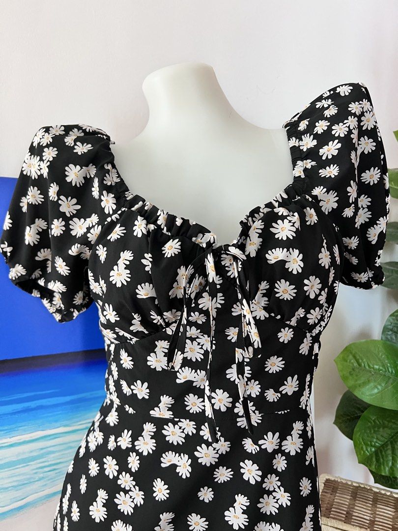 Daisy Floral Black Mini Dress (Category: Dresses) located in San Pablo. Submitted by lamujer_stonewareph (Listing ID 1470346526, Image 3). Description: Best fit: Small Please refer to the photo Length: Above the knee Side Zipper.