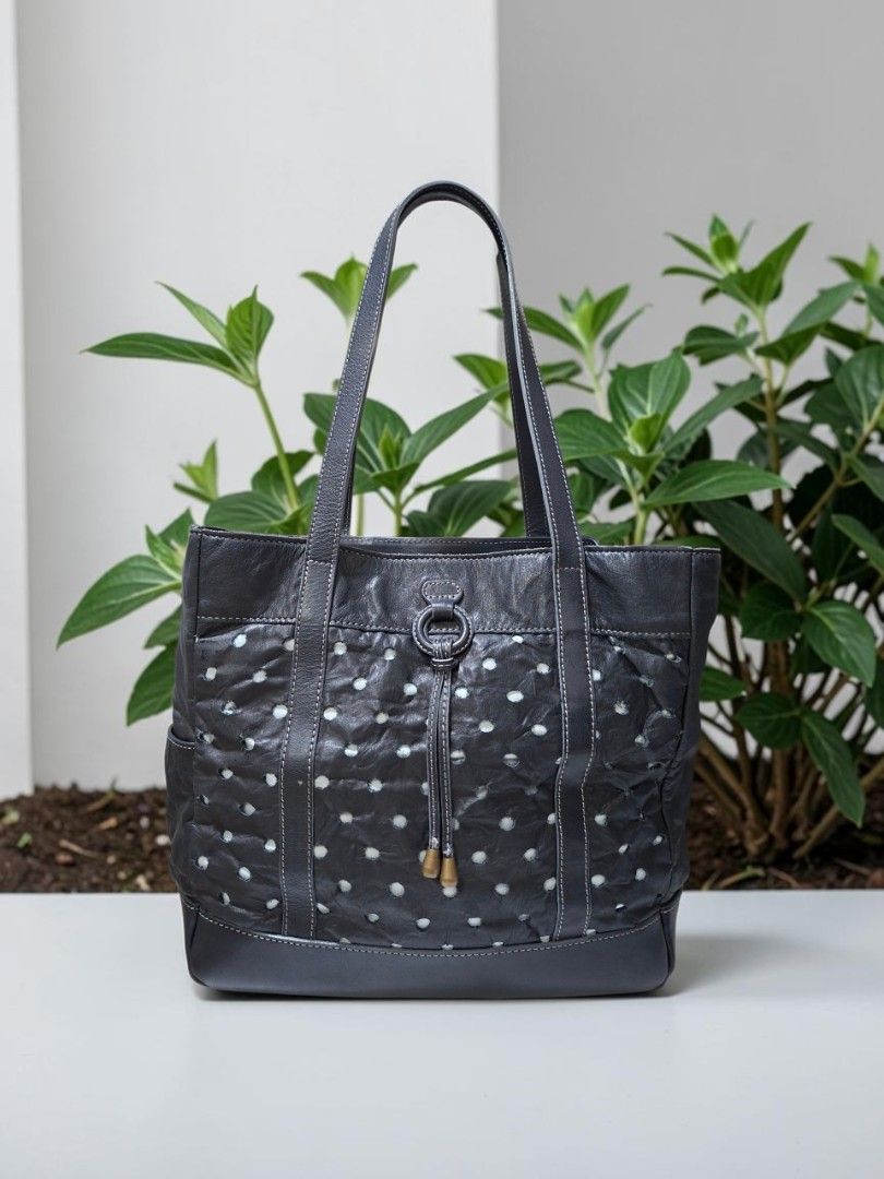 DAKOTA DISTRESSED LEATHER SHOULDER BAG (Category: Shoulder Bags) located in Las Pinas. Submitted by annachiaonair2037 (Listing ID 1470290173, Image 2). Description: DAKOTA DISTRESSED GENUINE LEATHER SHOULDER BAG FROM JAPAN MADE IN JAPAN CLASP INSIDE TO NARROW OPENING HANDLE DROP 9" YKK ZIP H 11" L 13" W 4.5" Disclaimer: I am not affiliated with, associated with, or authorized by any of the brands featured posted. Any mention of brand names, trade