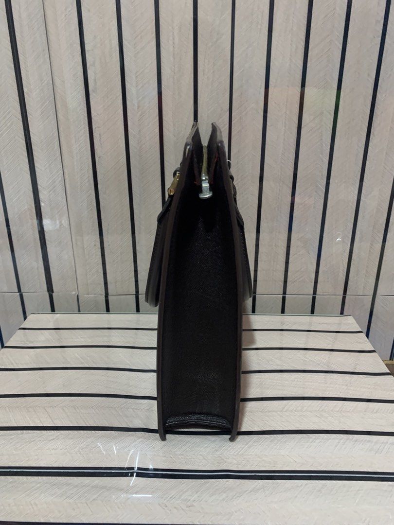 Damier Ebene Venice (Category: Clutches) located in San Fernando. Submitted by preluxuria_online_shop (Listing ID 1470278161, Image 3). Description: .