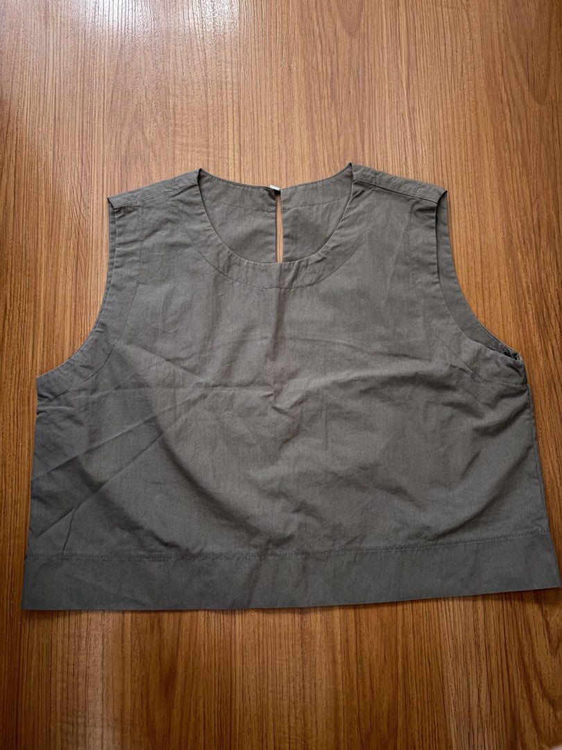 Dark Green Boxy Crop Top (Category: Sleeveless) located in San Pedro. Submitted by iarruh (Listing ID 1470195956, Image 1). Description: - Dark Green - Style: Crop tank top with boxy fit - Neckline: Round neck with small back collar split - Fabric: Lightweight and comfortable -Small.