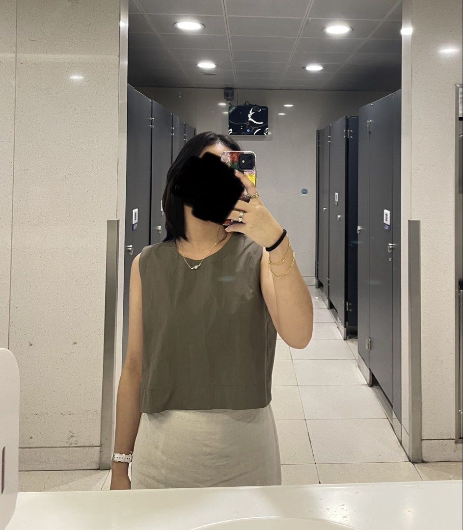 Dark Green Boxy Crop Top (Category: Sleeveless) located in San Pedro. Submitted by iarruh (Listing ID 1470195956, Image 2). Description: - Dark Green - Style: Crop tank top with boxy fit - Neckline: Round neck with small back collar split - Fabric: Lightweight and comfortable -Small.