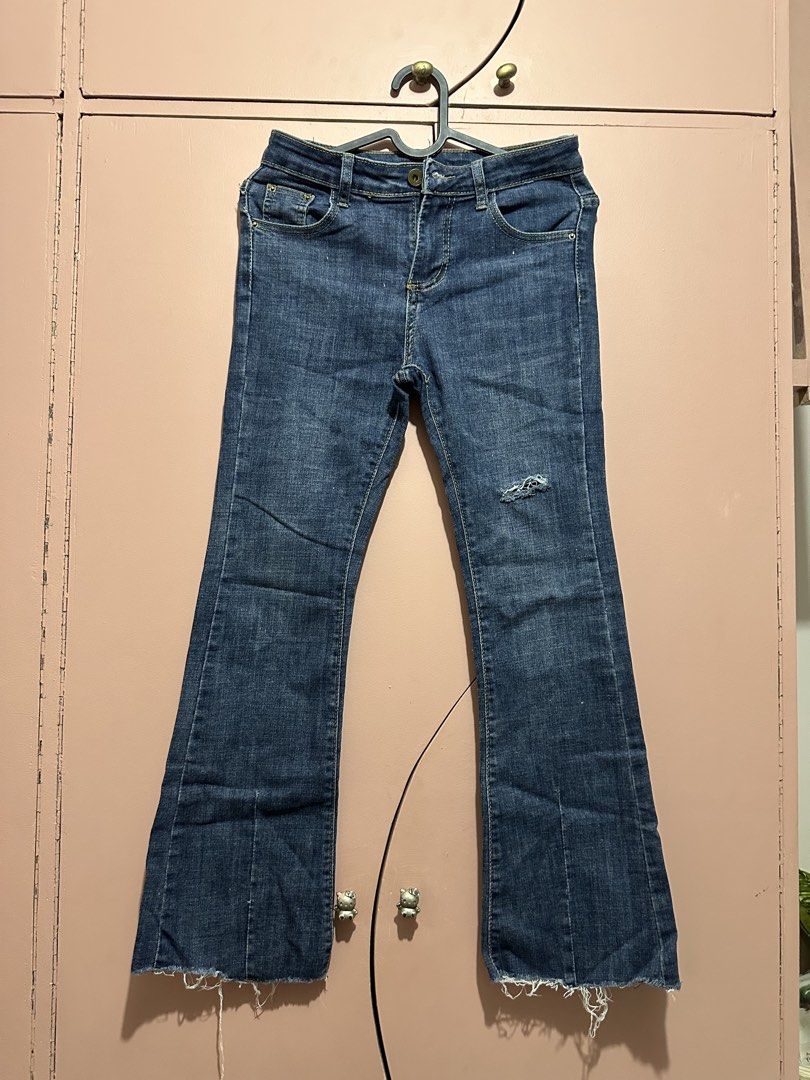 dark wash flared jeans (Category: Jeans) located in Cavite. Submitted by thriftbymari (Listing ID 1470281600, Image 1). Description: waist: 26in Length: 35in loc: cavite.