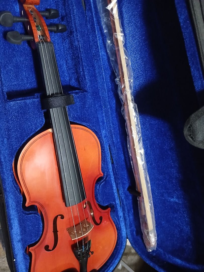 Davis 4/4 Violin (Category: Musical Instruments) located in Caloocan City. Submitted by sophia1103 (Listing ID 1470289288, Image 2). Description: Hindi na nagagamit hahaha.