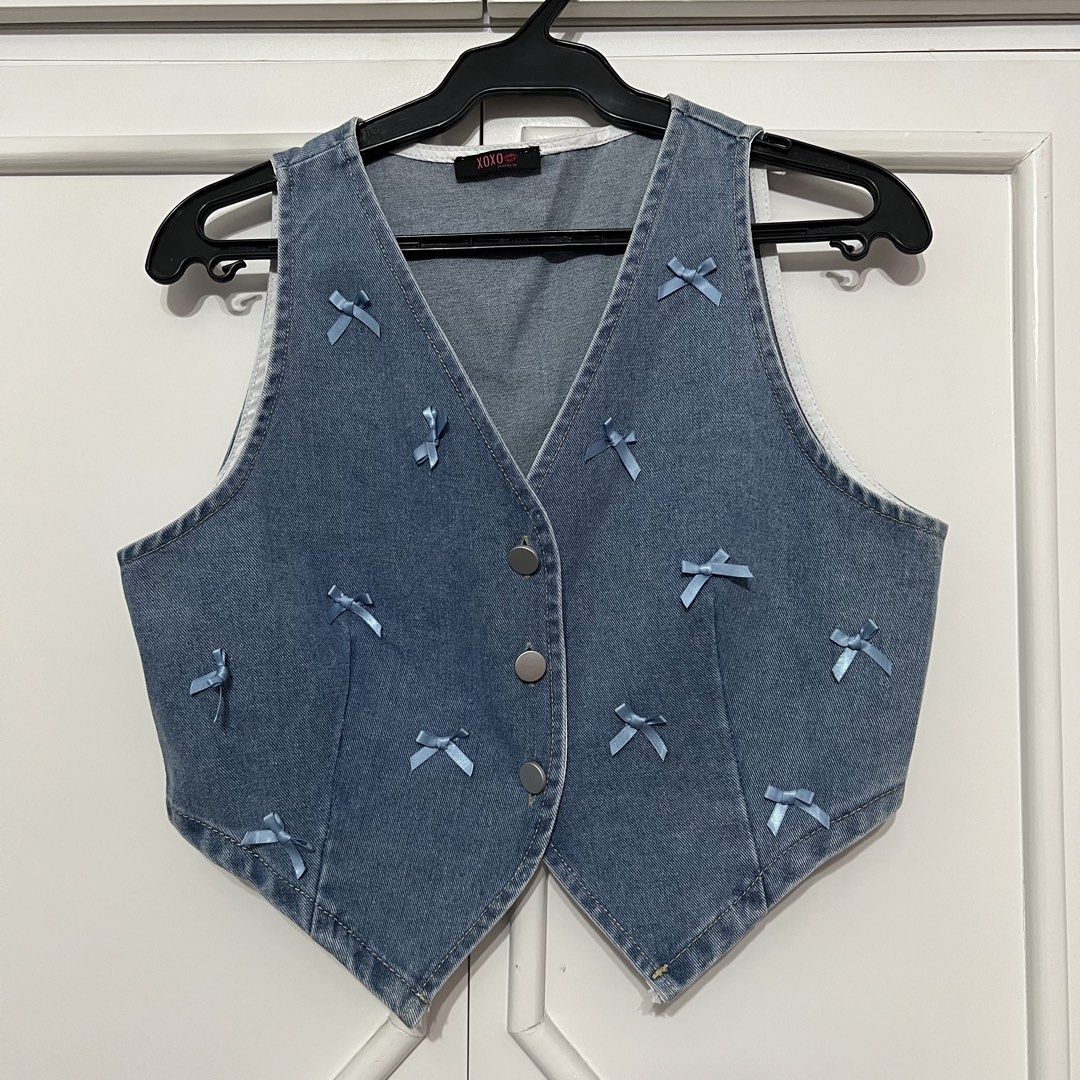 Denim Vest (Category: Sleeveless) located in Las Pinas. Submitted by bangtanbey (Listing ID 1470230504, Image 3). Description: Premium denim vest from BANGKOK Brand new Free size (small to large) Yung white mas malaki sizing but still free size (can fit up to XL).