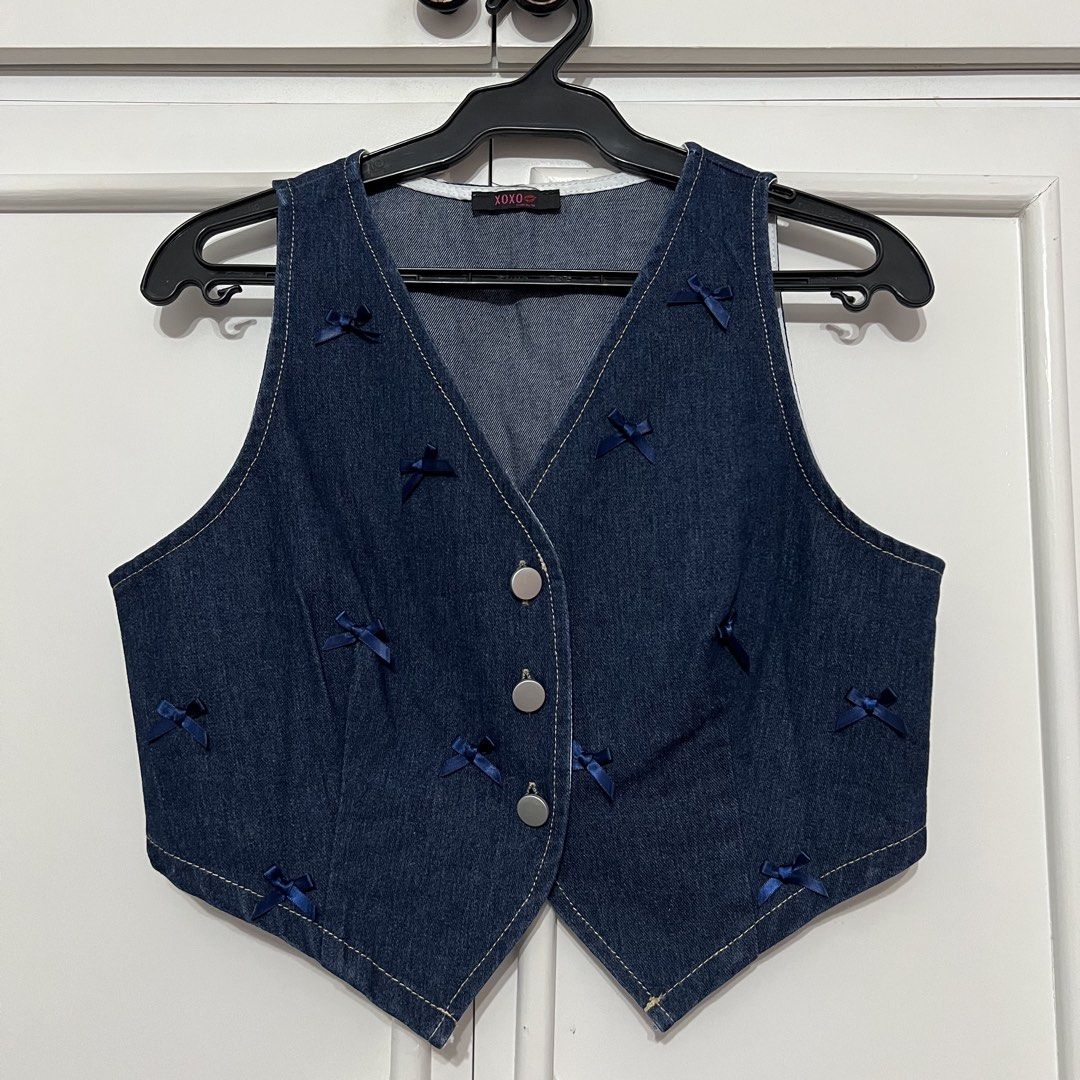 Denim Vest (Category: Sleeveless) located in Las Pinas. Submitted by bangtanbey (Listing ID 1470230504, Image 1). Description: Premium denim vest from BANGKOK Brand new Free size (small to large) Yung white mas malaki sizing but still free size (can fit up to XL).