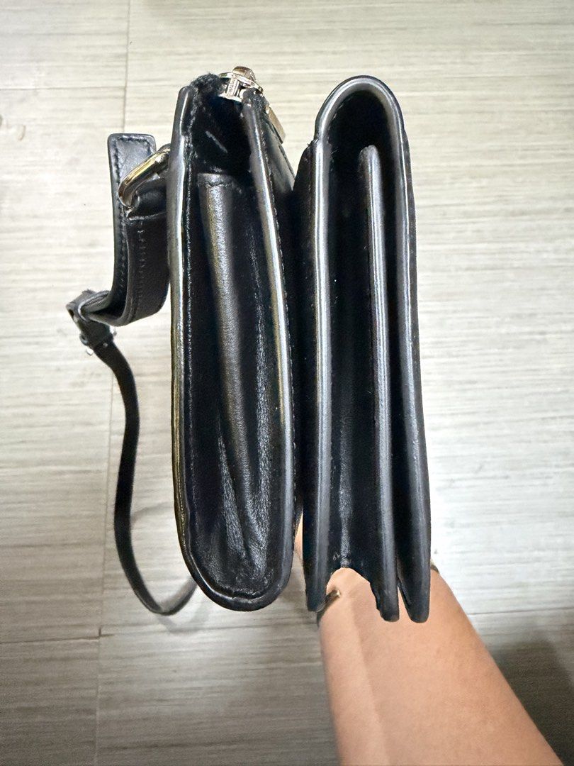 D&g sling bag (Category: Luxury Bags & Wallets) located in Quezon City. Submitted by 3jsprelovedshop (Listing ID 1470195933, Image 3). Description: .