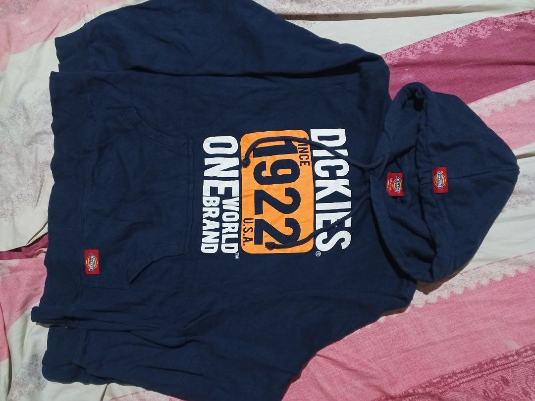 Dickies pullover hoodie (Category: Coats, Jackets and Outerwear) located in Isabel. Submitted by nieljun112187 (Listing ID 1470231159, Image 1). Description: Dickies pullover hoodie width 19½ length 26 colorate 9 issue hinde ako sure f himol2 ba di Naman halata ... not sure San made.