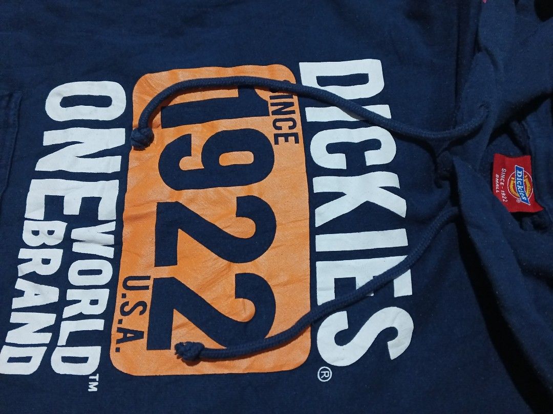 Dickies pullover hoodie (Category: Coats, Jackets and Outerwear) located in Isabel. Submitted by nieljun112187 (Listing ID 1470231159, Image 2). Description: Dickies pullover hoodie width 19½ length 26 colorate 9 issue hinde ako sure f himol2 ba di Naman halata ... not sure San made.