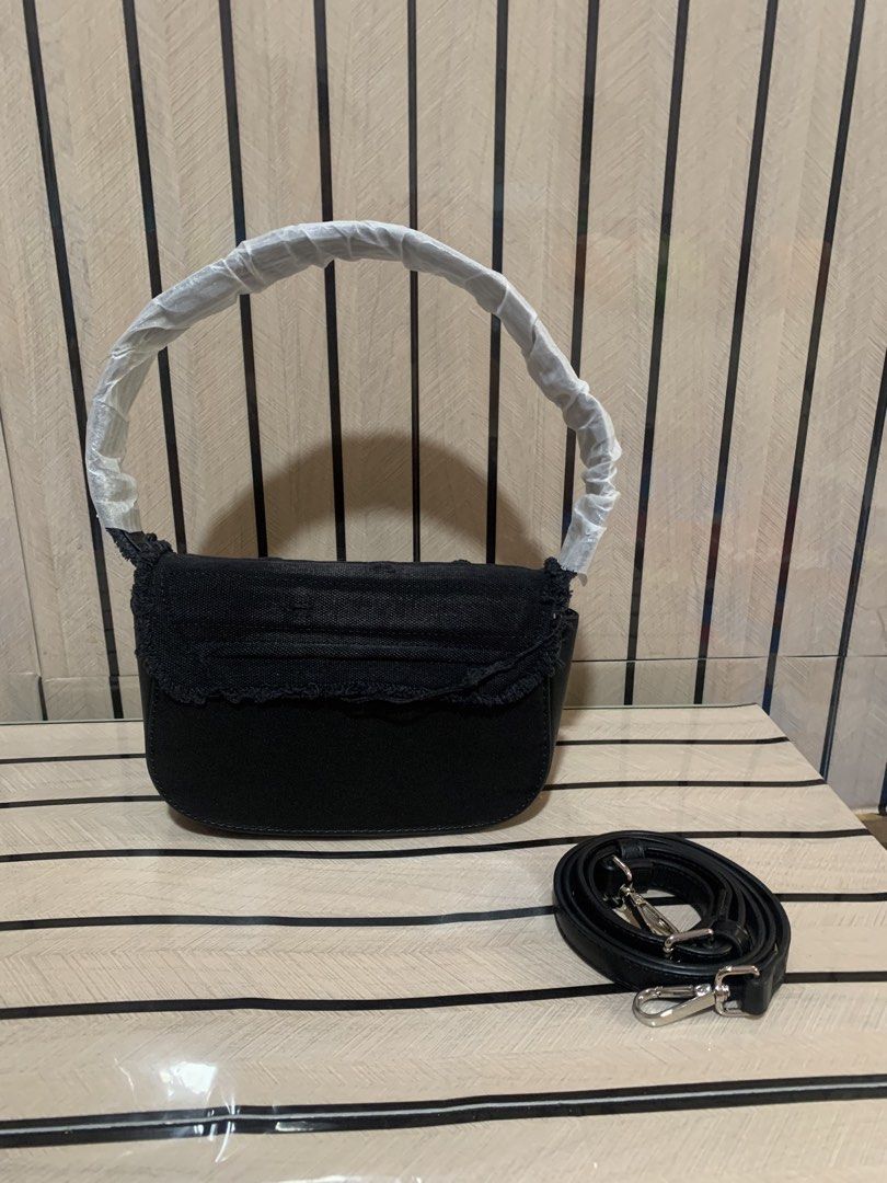 Diesel 1-DR Crossbody (Category: Cross-body Bags) located in San Fernando. Submitted by preluxuria_online_shop (Listing ID 1470283642, Image 2). Description: .