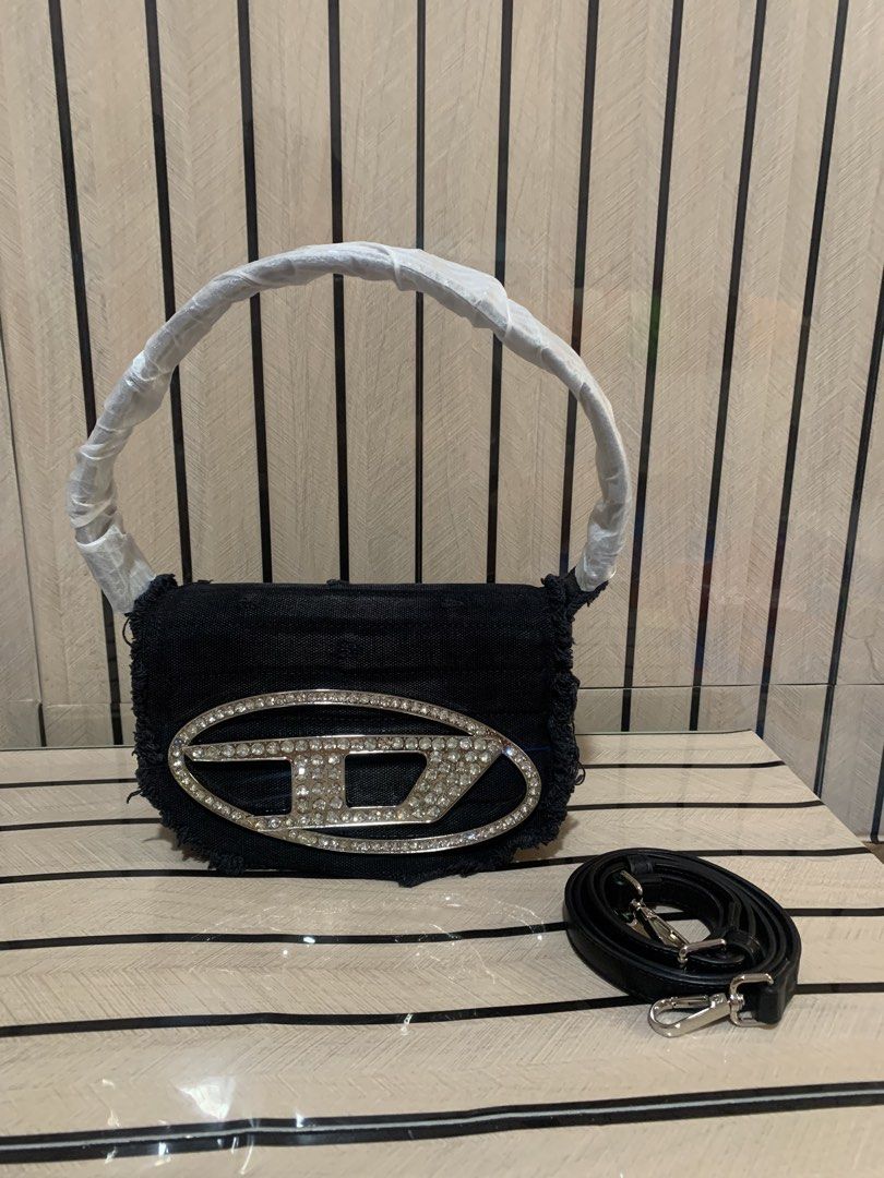 Diesel 1-DR Crossbody (Category: Cross-body Bags) located in San Fernando. Submitted by preluxuria_online_shop (Listing ID 1470283642, Image 1). Description: .