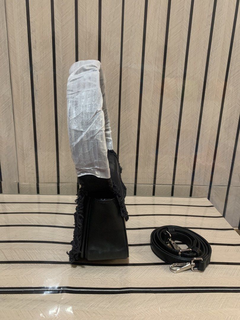 Diesel 1-DR Crossbody (Category: Cross-body Bags) located in San Fernando. Submitted by preluxuria_online_shop (Listing ID 1470283642, Image 3). Description: .