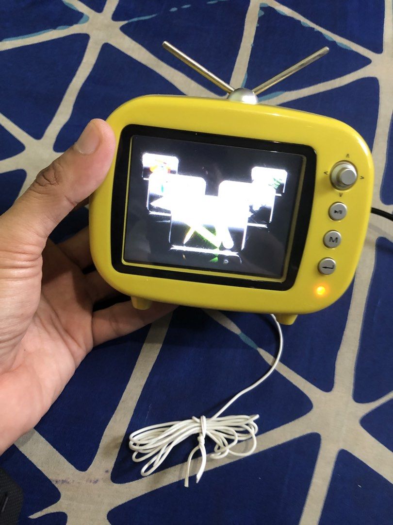 Digital Photo Frame multimedia display device by gaudi (Category: Frames & Pictures) located in Quezon City. Submitted by markgolveo (Listing ID 1470172550, Image 2). Description: Digital Photo Frame multimedia display device by gaudi Tested working properly Good display no dead pixels Good audio output Usb cable only included no power brick Uses 5v adapter like for mobile phones Features : Digital photo and video playback Yes it has video playin