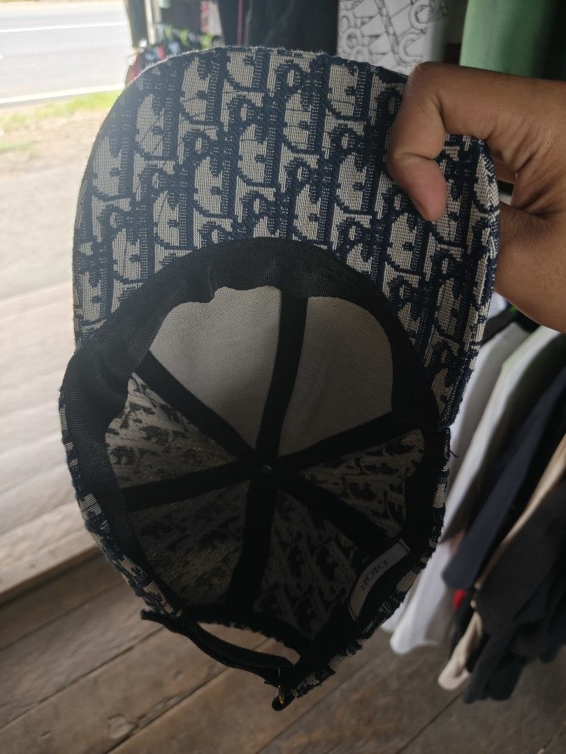 DIOR (Category: Caps & Hats) located in Tagbina. Submitted by stephen_migraso (Listing ID 1470170757, Image 2). Description: no issue crispy condition 10/10.