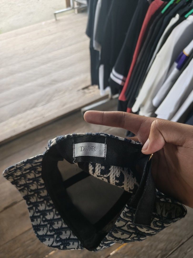DIOR (Category: Caps & Hats) located in Tagbina. Submitted by stephen_migraso (Listing ID 1470170757, Image 3). Description: no issue crispy condition 10/10.