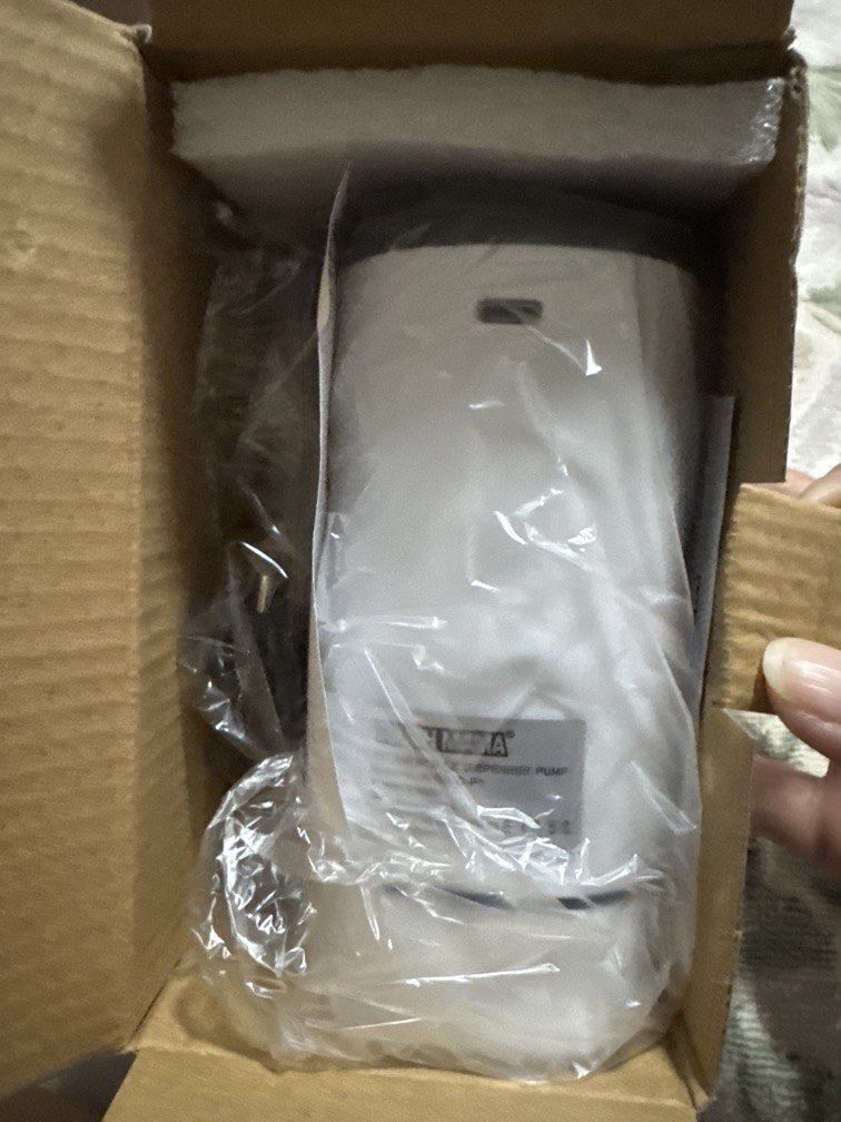 Dispenser Pump (Category: Water Purifiers & Dispensers) located in Quezon City. Submitted by younik_finds (Listing ID 1470245977, Image 3). Description: TOUGH MAMA Rechargeable Dispenser Pump Rfs extra will not use.