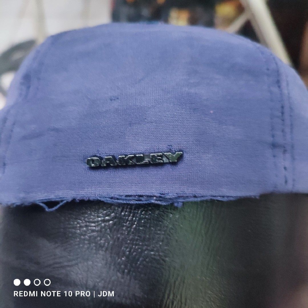 Distressed Oakley Gascan Metal cap (Category: Caps & Hats) located in Antipolo. Submitted by klashnikov (Listing ID 1470229444, Image 2). Description: Oakley Gascan Metal Cap Size:L/XL Tags: Intact Oakley tag Condition:good condition Honest issue:used,distressed Payment option:Bank transfer,gcash,cash ₱500 only Pwede videocall for legitimacy Pwede pickup sa aking munting garahe waze (JDM thrift shop) Pwedeng meetup around upper Antipolo,pag malay