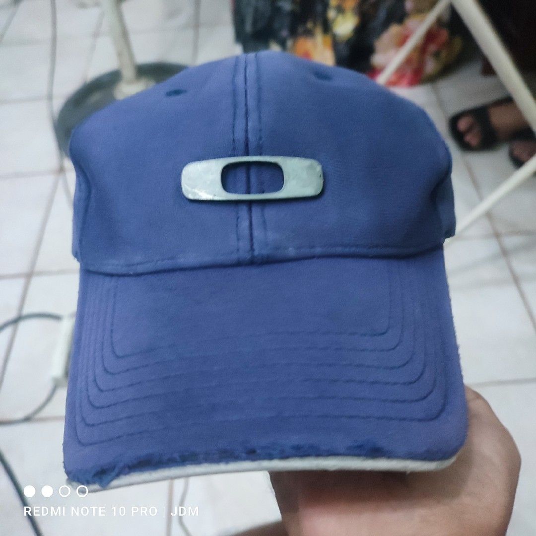 Distressed Oakley Gascan Metal cap (Category: Caps & Hats) located in Antipolo. Submitted by klashnikov (Listing ID 1470229444, Image 1). Description: Oakley Gascan Metal Cap Size:L/XL Tags: Intact Oakley tag Condition:good condition Honest issue:used,distressed Payment option:Bank transfer,gcash,cash ₱500 only Pwede videocall for legitimacy Pwede pickup sa aking munting garahe waze (JDM thrift shop) Pwedeng meetup around upper Antipolo,pag malay