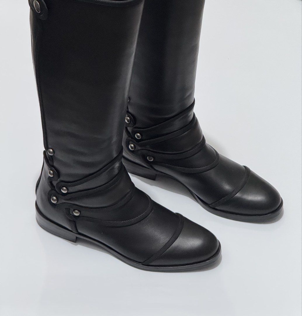Dolce&Gabbana boots (Category: Boots) located in Quezon City. Submitted by byuklph (Listing ID 1470319865, Image 2). Description: Authentic💯size37/24cm🦋 Excellent condition no inclusion .