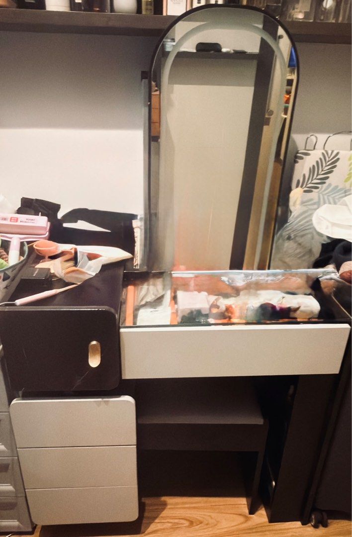 Dressing table （分類：桌子）位於 Hong Kong。 由 magaschick1 提交（商品編號 1470280422，圖片 1）。簡介： Dressing table, the mirror can have three different colors of light. 。