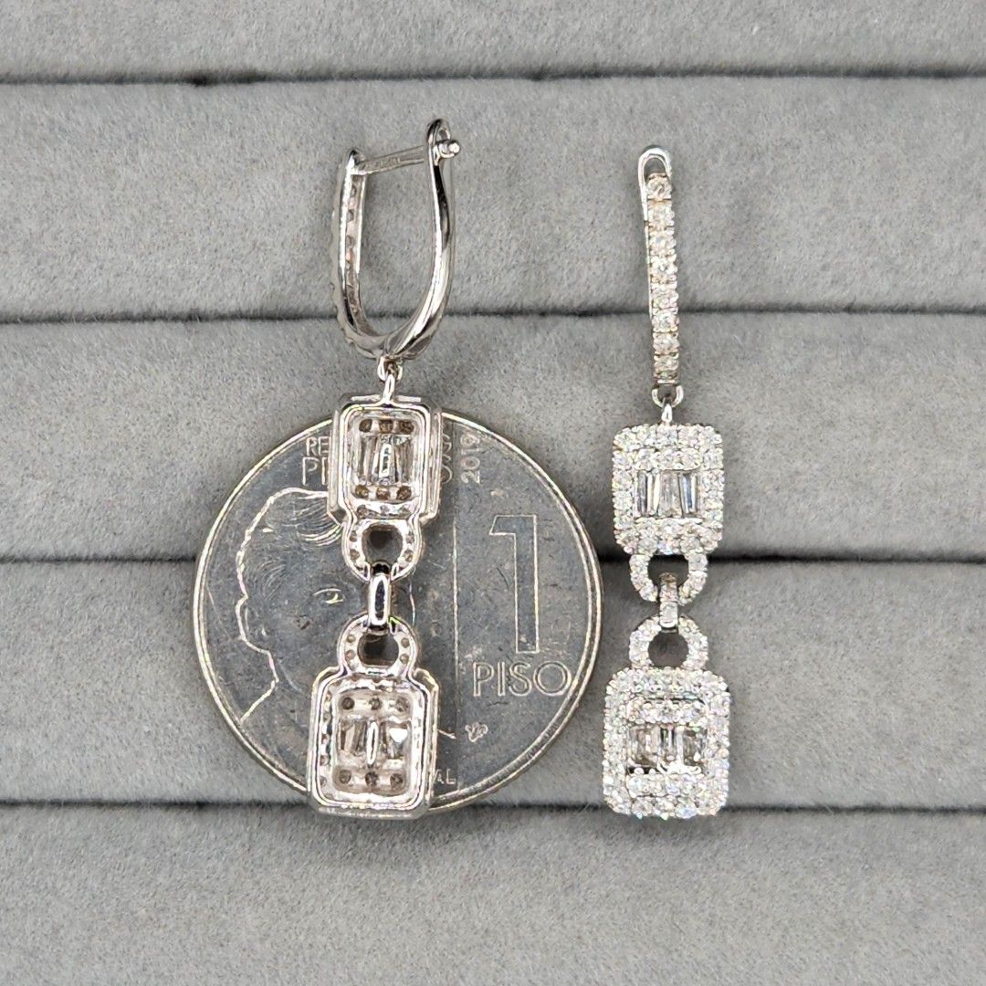E394• Baguette/Round Dangling Diamond Earrings (Category: Earrings) located in Las Pinas. Submitted by yandijueri (Listing ID 1470142494, Image 2). Description: Subasta/Preloved. Pawnable E394• Baguette/Round Dangling Diamond Earrings 18k WG, 3.6 grams 164 natural diamonds, 1.20 tcw PHP 45,000 Want proof of transactions? Visit our FB Page and IG account: @yandijueri.