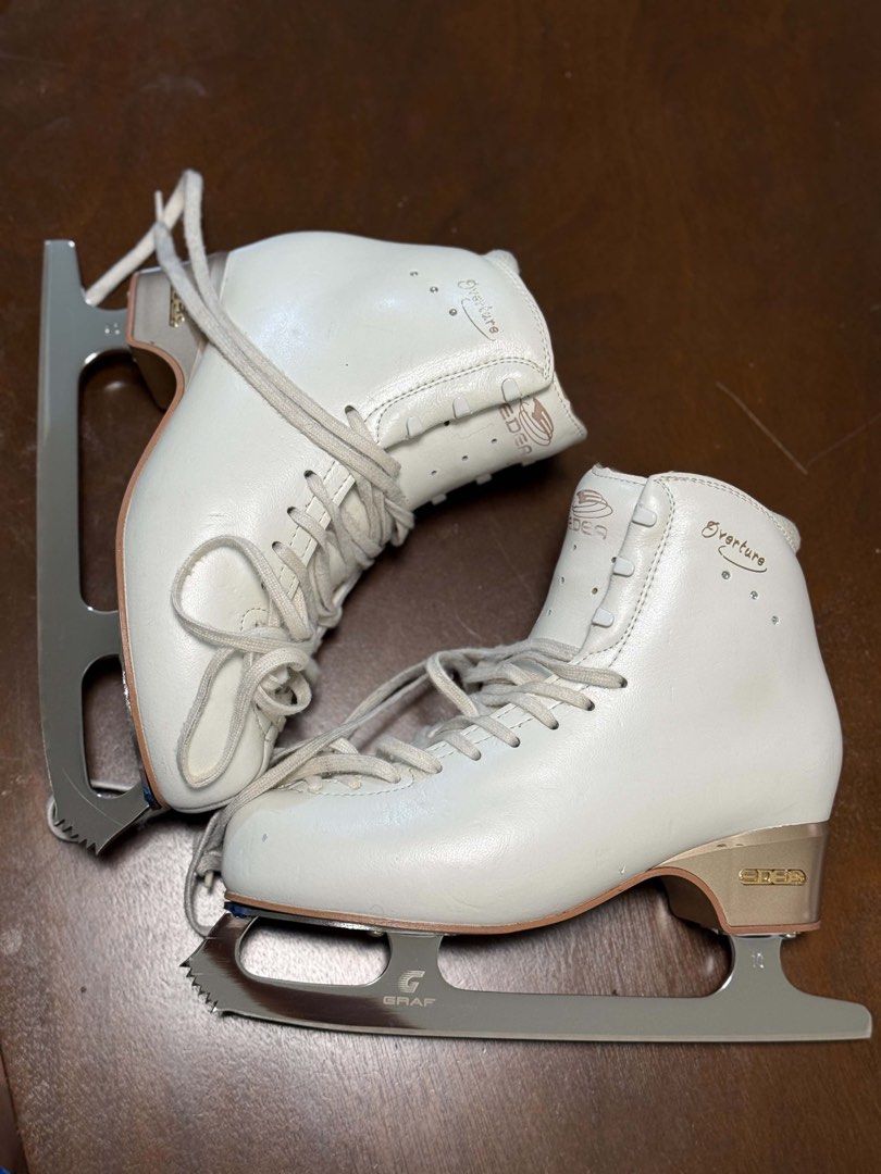 Edea Overture Figure Skates (Category: Skates, Rollerblades & Scooters) located in Manila. Submitted by jetcst (Listing ID 1470299176, Image 1). Description: Edea Overture Figure Skates ⛸️✨ • Size: Edea 265 C (Roughly a US Women’s 7.5 - 8 / 26.5 cm) • Width: C (Standard) • Still stiff, minor dents as seen in the photos • Blade: Graff beginner blades • Comes with well-used edea blade guards in gray Perfect for adult skaters or advancing teens look