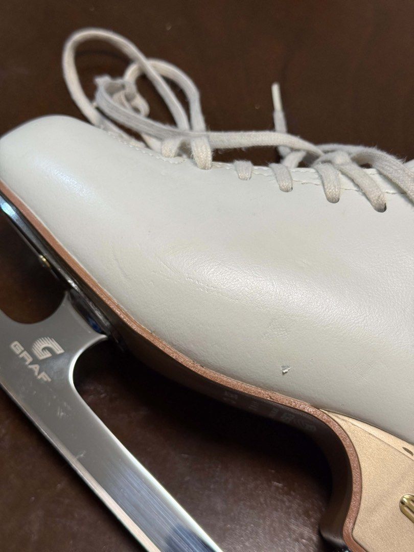 Edea Overture Figure Skates (Category: Skates, Rollerblades & Scooters) located in Manila. Submitted by jetcst (Listing ID 1470299176, Image 3). Description: Edea Overture Figure Skates ⛸️✨ • Size: Edea 265 C (Roughly a US Women’s 7.5 - 8 / 26.5 cm) • Width: C (Standard) • Still stiff, minor dents as seen in the photos • Blade: Graff beginner blades • Comes with well-used edea blade guards in gray Perfect for adult skaters or advancing teens look