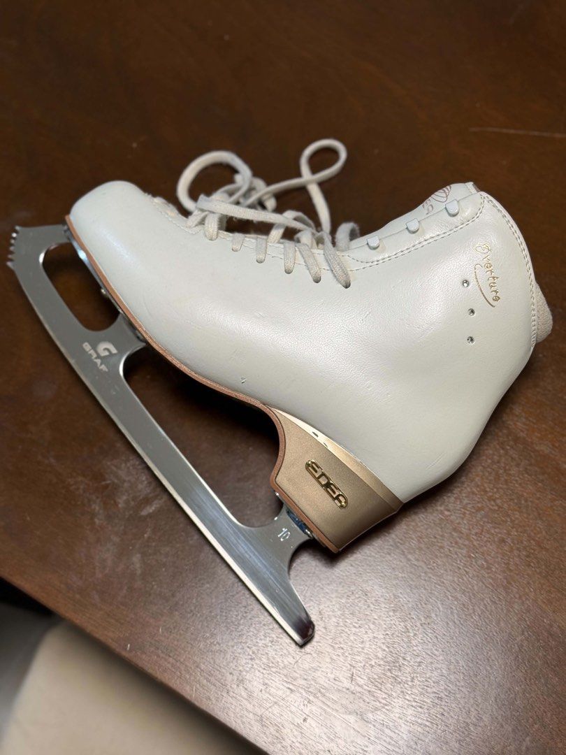 Edea Overture Figure Skates (Category: Skates, Rollerblades & Scooters) located in Manila. Submitted by jetcst (Listing ID 1470299176, Image 2). Description: Edea Overture Figure Skates ⛸️✨ • Size: Edea 265 C (Roughly a US Women’s 7.5 - 8 / 26.5 cm) • Width: C (Standard) • Still stiff, minor dents as seen in the photos • Blade: Graff beginner blades • Comes with well-used edea blade guards in gray Perfect for adult skaters or advancing teens look