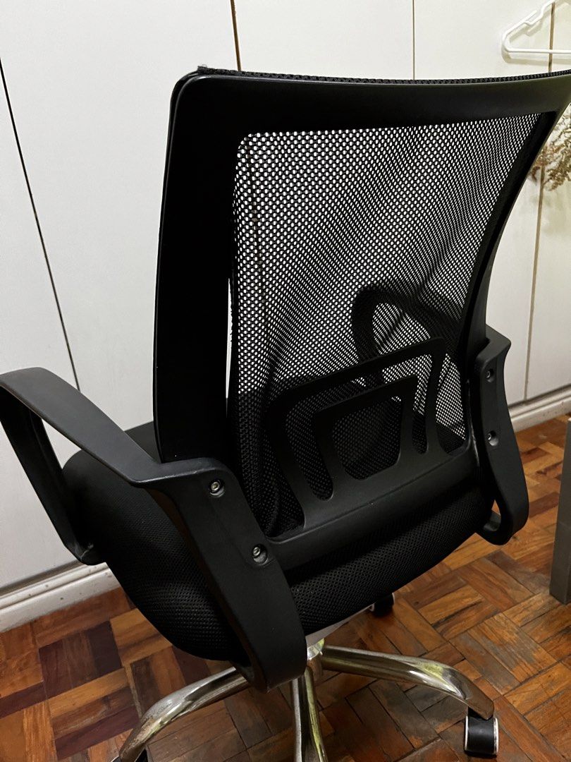 Ergonomic Mesh Office Chair (Category: Office Furniture & Fixtures) located in Mandaluyong City. Submitted by rodriguez15307 (Listing ID 1470268879, Image 2). Description: Tilt function is defective, but otherwise does the job. Other details: - Color: All black - Breathable mesh backrest to keep you cool - Comfortable padded fabric seat cushion - Sturdy chrome metal five-star base with smooth-rolling wheels - Fixed armrests for reliable support -