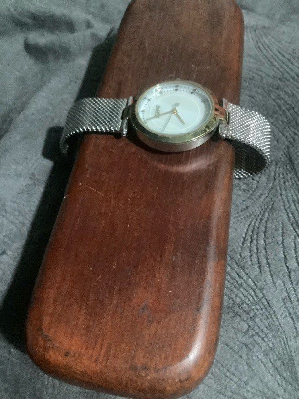 Esprit Quartz authentic (Category: Women's Watches) located in Baguio. Submitted by agozun61 (Listing ID 1470271678, Image 2). Description: Quartz authentic white dial.good running condition..