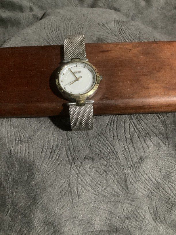 Esprit Quartz authentic (Category: Women's Watches) located in Baguio. Submitted by agozun61 (Listing ID 1470271678, Image 1). Description: Quartz authentic white dial.good running condition..