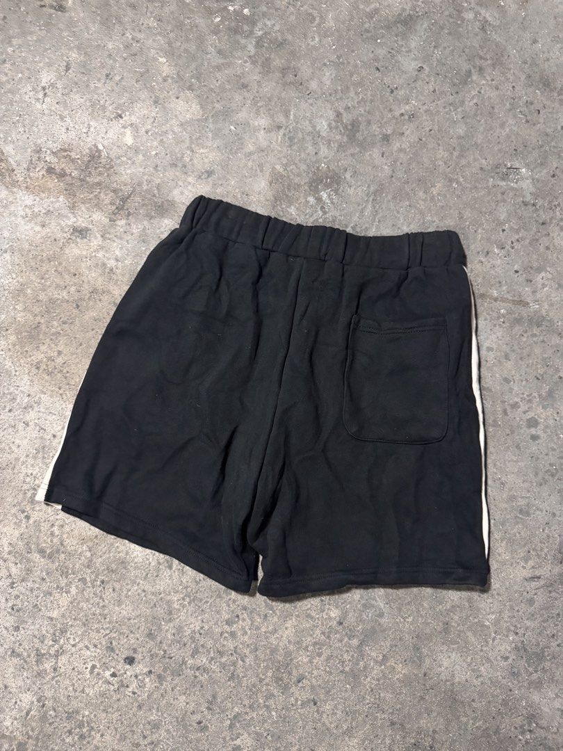 Essentials short (Category: Shorts) located in Pasig City. Submitted by dripthrift1600 (Listing ID 1470321590, Image 2). Description: - essentials short - Good condition - Issue: None - Sizes: M - Dimes: 30x17.