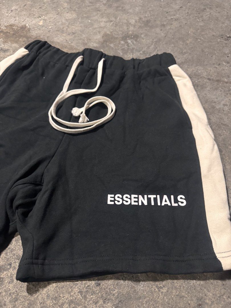 Essentials short (Category: Shorts) located in Pasig City. Submitted by dripthrift1600 (Listing ID 1470321590, Image 3). Description: - essentials short - Good condition - Issue: None - Sizes: M - Dimes: 30x17.